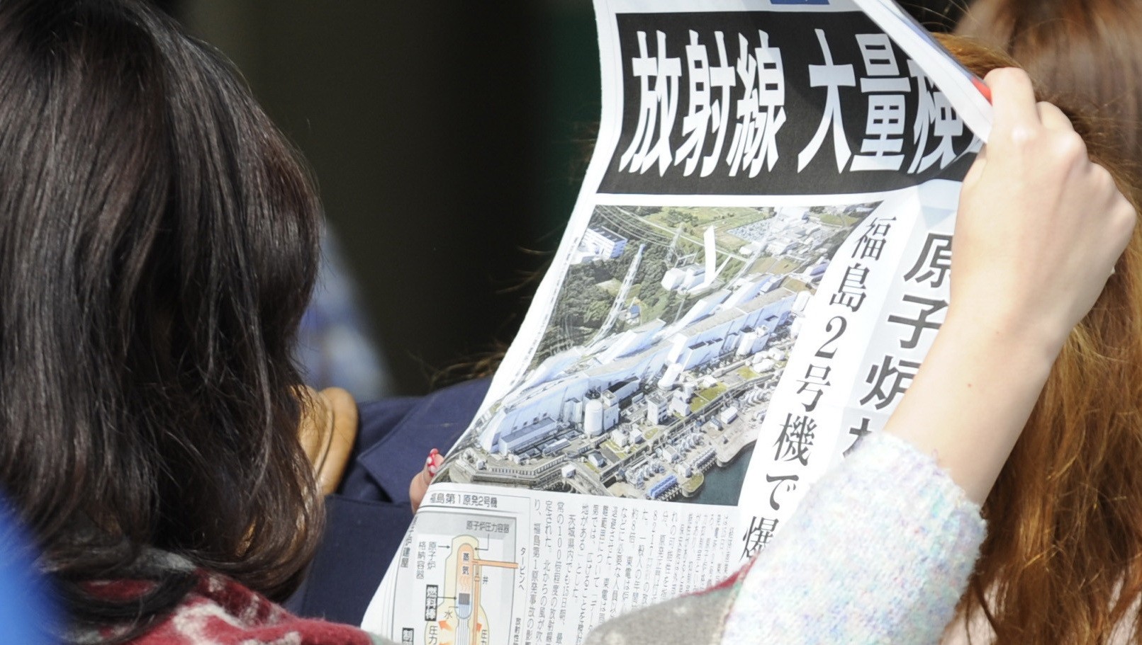 Japonka číta špeciálne vydanie novín s titulkom "Radiácia vysokých hodnôt"